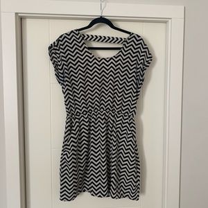 Black & White Chevron Print Tunic Size L